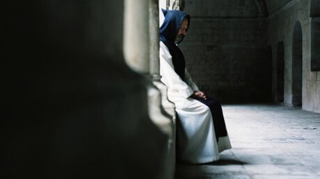 Symbolbild: Ein Mönch im Klostergang / © Frederic Dupont (KNA)