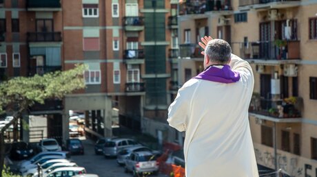 Symbolbild: Ein Pfarrer auf einem Dach / © Stefano Dal Pozzolo (KNA)