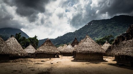 Symbolbild eines indigenen Dorfes in Kolumbien / © Giorgio Caracciolo (shutterstock)