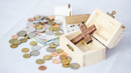 Symbolbild Geld und Kirche / © Freedom Studio (shutterstock)