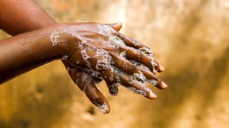 Einst haben sich Muslime die Hände gewaschen, um sich von Juden und Christen abzugrenzen. / © avijit bouri (shutterstock)