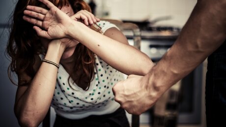 Symbolbild: Häusliche Gewalt / © Lolostock (shutterstock)
