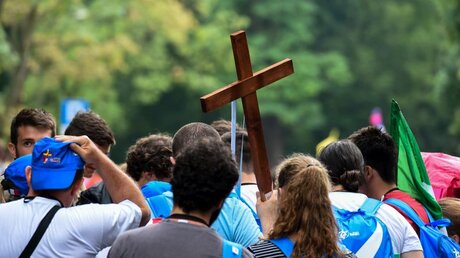 Symbolbild Jugendliche mit einem Kreuz / © Harald Oppitz (KNA)