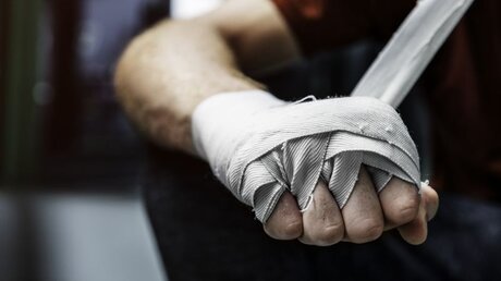 Symbolbild Kampfsportler bandagiert sich die Hand / © Rawpixel.com (shutterstock)
