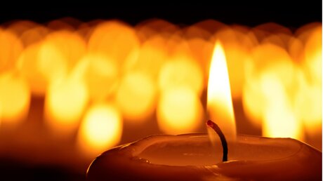 Symbolbild: Kerze für die Erinnerung an die Angehörigen / © Smileus (shutterstock)