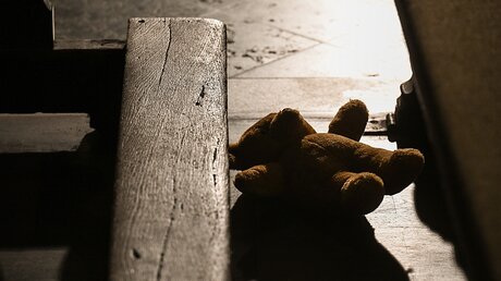 Symbolbild Missbrauch: Teddybär in einer Kirchenbank / © Harald Oppitz (KNA)