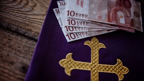 Symbolbild Kirche und Geld / © Daniel Jedzura (shutterstock)