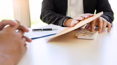 Symbolbild Korruption / &copy; TheCorgi (shutterstock)