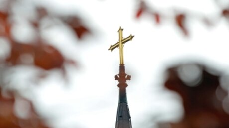 Symbolbild Kreuz auf Kirchturmspitze / © Jens Schulze (epd)