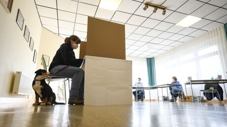 Symbolbild: Stimmabgabe in einem Wahllokal / © Nadine Weigel (dpa)