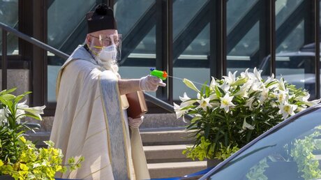 Symbolbild: US-Priester segnet mit Wasserpistole / © Jim West (KNA)