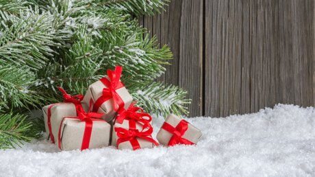 Symbolbild: Weihnachtsbaum mit kleinen Geschenken / © Smiltena (shutterstock)