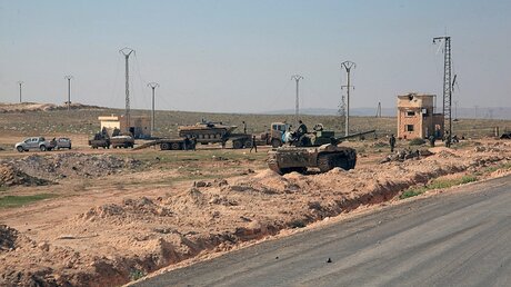 Militär auf einer Straße in der Provinz Aleppo / © EPA/Sana (dpa)