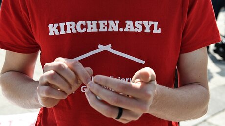 T-Shirt mit der Aufschrift "Kirchenasyl" / © Harald Oppitz (KNA)