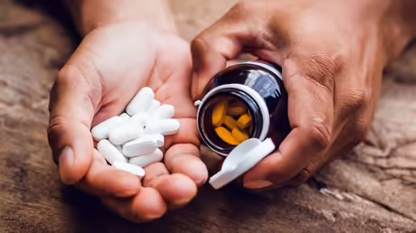 Tabletten in der Hand / &copy; Sayan Puangkham (shutterstock)