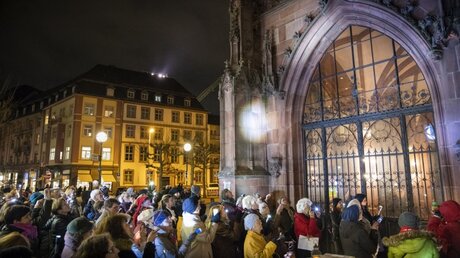 Taschenlampen-Protest vor dem Frankfurter Kaiserdom / © Bert Bostelmann (KNA)