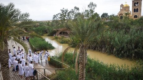 Taufe im Jordan / © Debbie Hill (KNA)