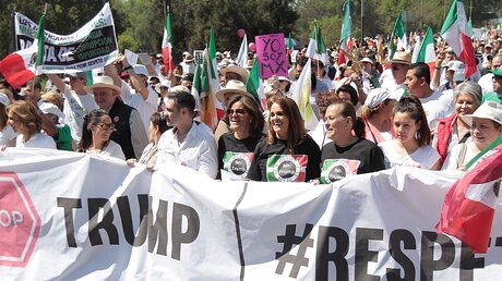 Tausende Mexikaner demonstrieren gegen Trump  / © N.N.  (dpa)