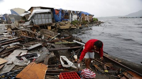 Taifun trifft auf die Philippinen (dpa)