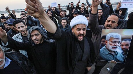 Teilnehmer einer Demonstration rufen Slogans während eines Protestes gegen einen US-Luftangriff im Irak, bei dem der iranische General Soleimani getötet wurde / © Ameer Al Mohmmedaw (dpa)