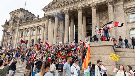 Demonstranten auf den Stufen zum Reichstagsgebäude im August 2020 (Archiv) / © Achille Abboud/NurPhoto (dpa)