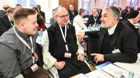 Teilnehmer im Gespräch beim Auftakt der Beratungen der Synodalversammlung am 31. Januar 2020 / © Harald Oppitz (KNA)
