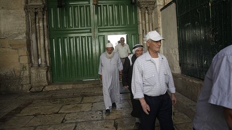 Muslimische Männer verlassen die Al-Aksa-Moschee / © Mahmoud Illean (dpa)