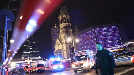 Terroranschlag in Berlin: Polizisten und Rettungskräfte vor der Gedächtniskirche in Berlin / © Michael Kappeler (dpa)