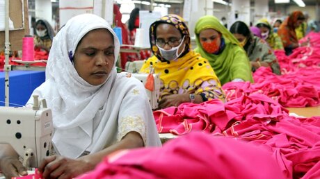 Frauen in einer Textilfabrik  in Bangladesch / © Doreen Fiedler (dpa)