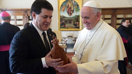 Horacio Cartes mit Papst Franziskus (dpa)