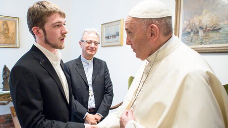 Thomas Evans und Papst Franziskus / © Vatican Media (KNA)