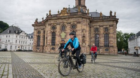 Thorsten Latzel mit E-Bike in Saarbrücken / © Oliver Dietze (epd)