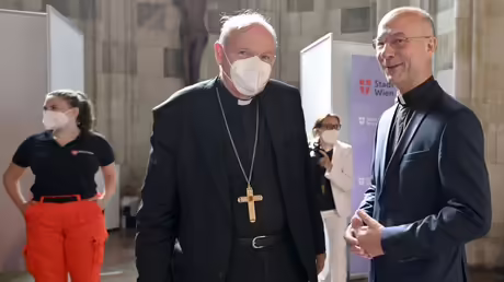 Toni Faber (r) und Kardinal Christoph Sch&ouml;nborn bei der Er&ouml;ffnung der Corona-Impfstelle im Stephansdom / &copy; Herbert Neubauer/APA (dpa)