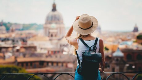 Touristin in Rom blickt auf den Petersdom / © Vasily Makarov (shutterstock)