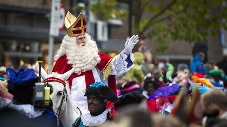 Sinterklaas mit seinen schwarzen Helfern (dpa)