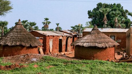 Traditionelle Hütten in einem Dorf in Burkina Faso / © Dave Primov (shutterstock)