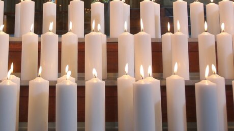 Kerzen für die Opfer (dpa)