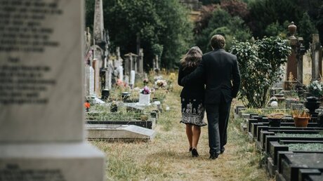 Trauernde auf einem Friedhof / © Rawpixel.com (shutterstock)