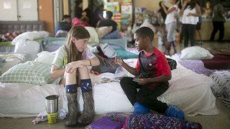 Kinder in einer Notunterkunft in Houston / © Jay Janner (dpa)