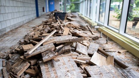 Trümmer des Holzfußbodens einer Schule / © Federico Gambarini (dpa)