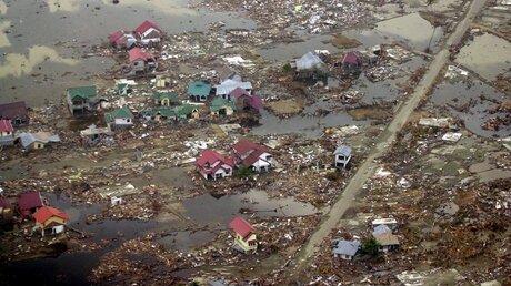 Der Tsunami in Indonesien, 2004 (dpa)
