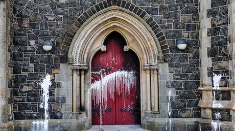 Tür einer katholischen Kirche mit Farbe beschmirt / © Stephen Barnes (shutterstock)