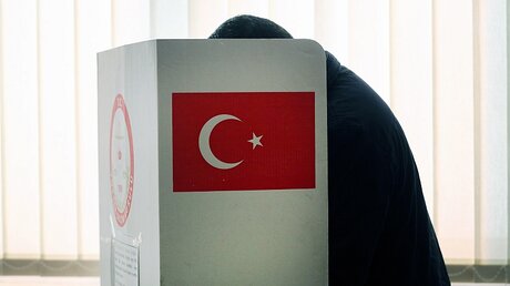 Türkisches Wahllokal in Deutschland / © Ina Fassbender (dpa)