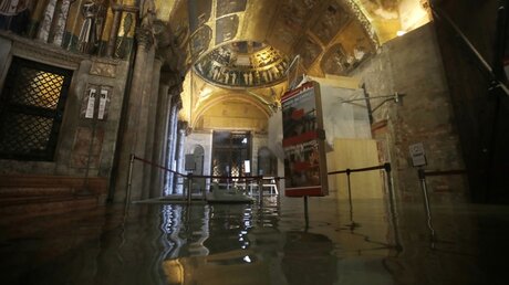 Überschwemmungen in Venedig: Überfluteter Eingangsbereich zum Markusdom / © Luca Bruno (dpa)
