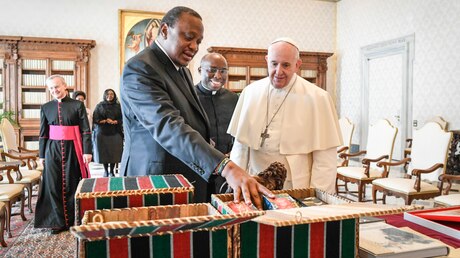 Uhuru Kenyatta und Papst Franziskus / © Vatican Media/Romano Siciliani (KNA)