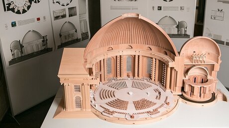 Modell zur Umgestaltung der Sankt-Hedwigs-Kathedrale / © Walter Wetzler (KNA)