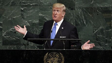 Trump vor der UNO  / © Richard Drew (dpa)