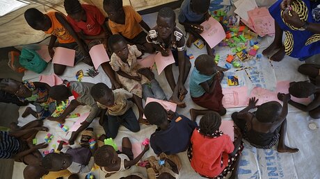 Unbegleitete Flüchtlingskinder in Uganda / © Ben Curtis (dpa)