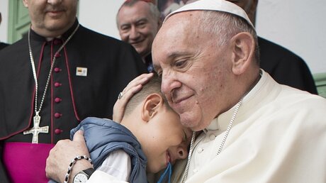 Papst Franziskus besucht ein Kinderheim in Medellin, Kolumbien / © Unicredited L' Osservatore Romano (dpa)