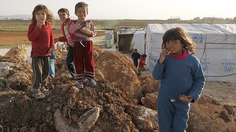 Syrische Kinder im Flüchtlingslager im Libanon / © Nabil Mounzer (dpa)
